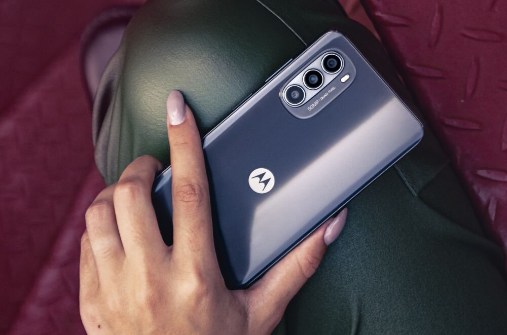 Smartfon MOTOROLA Moto G52 ekran bateria aparat procesor ram pamięć pojemność rozdzielczość zdjęcia filmy opis dane cechy blokady system łączność wifi bluetooth obudowa szkło odporność porty muzyka transfer sieć przekątna matryca waga czujniki oled amoled ips