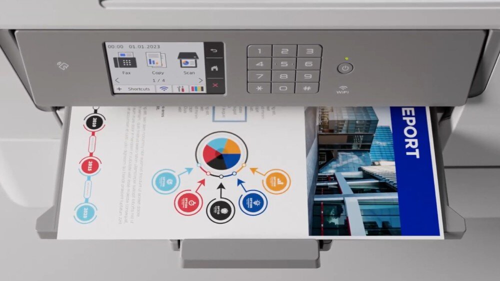 Urządzenie wielofunkcyjne BROTHER MFC-J6959DW zbliżenie na wysuniętą tacę odbiorczą z umieszczonymi wydrukami technologia podajnik