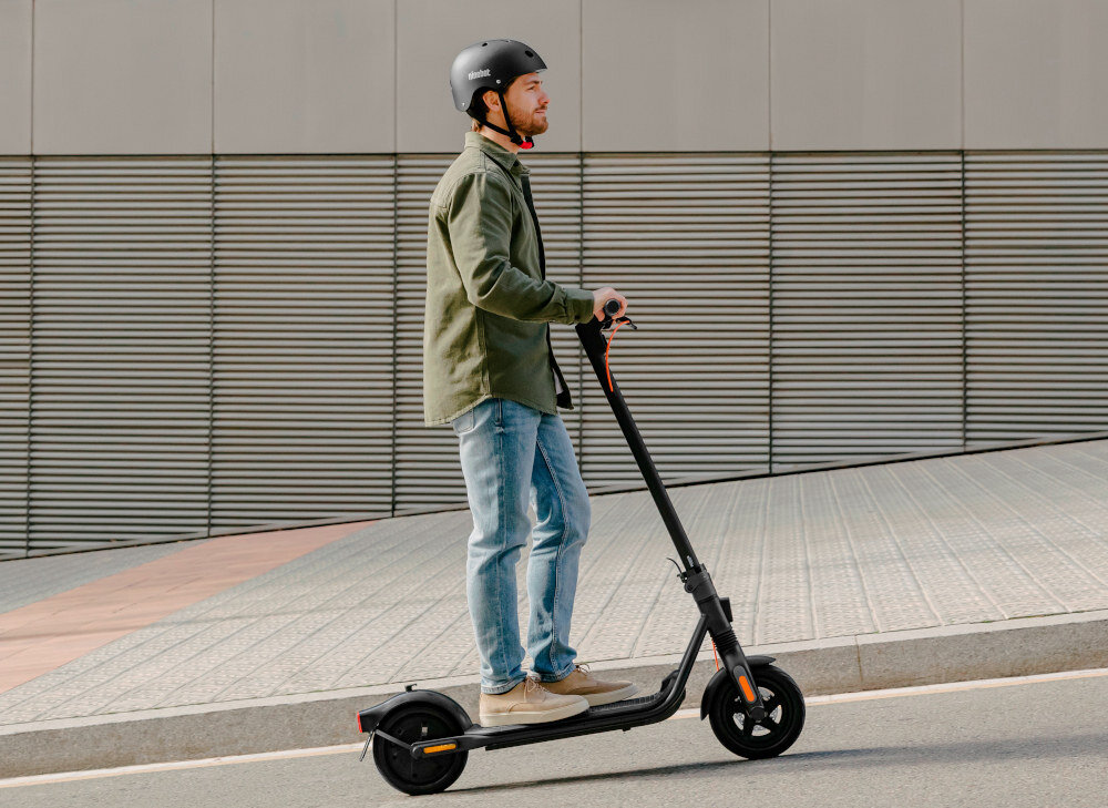 Hulajnoga elektryczna SEGWAY Ninebot KickScooter F2 D Czarny sygnal dzwiekowy