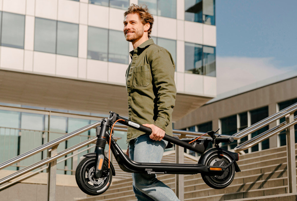 Hulajnoga elektryczna SEGWAY Ninebot KickScooter F2 D Czarny skladana konstrukcja
