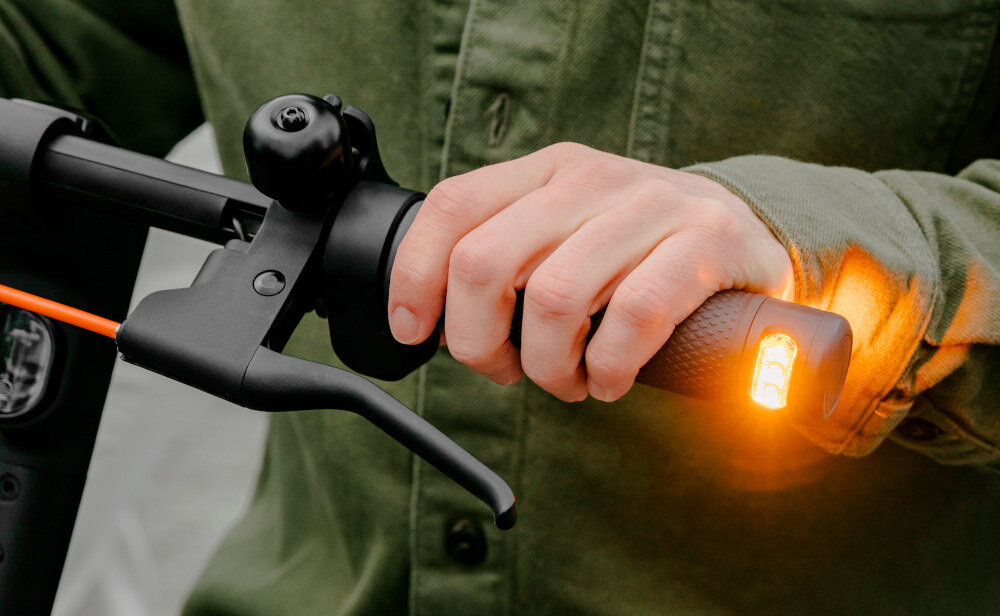 Hulajnoga elektryczna SEGWAY Ninebot KickScooter F2 Pro D Czarny przednie swiatlo moc 2,1 W widocznosc do 13,5 metra tylne swiatlo hamowania odblaski kierunkowskazy z certyfikatem E-MARK