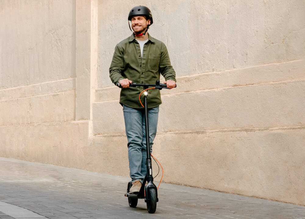 Hulajnoga elektryczna SEGWAY Ninebot KickScooter F2 Pro D Czarny bateria wydajna apiecie 36 V pojemnosc 12,8 Ah dystans do 55 km na jednym ladowaniu czas ladownaia okolo 8 godziny wzniesienia do 22%
