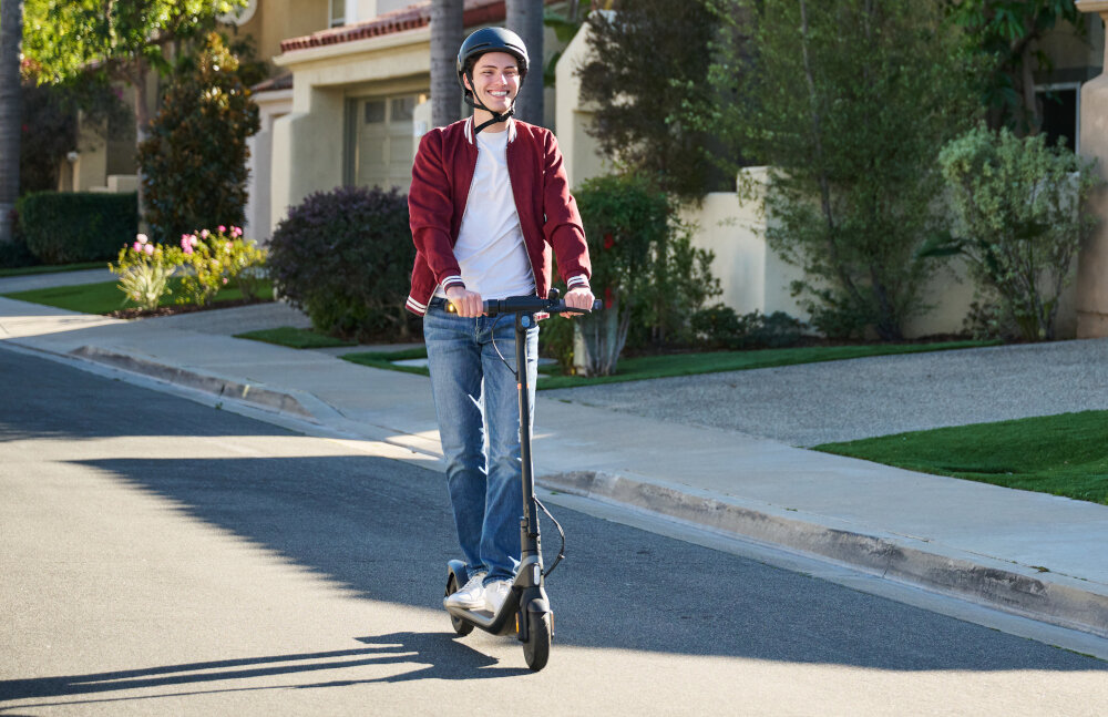 Hulajnoga elektryczna SEGWAY Ninebot KickScooter E2 E Czarny 3 tryby jazdy pieszy do 5 km/h standard do 15 km/h sportowy do 20 km/h
