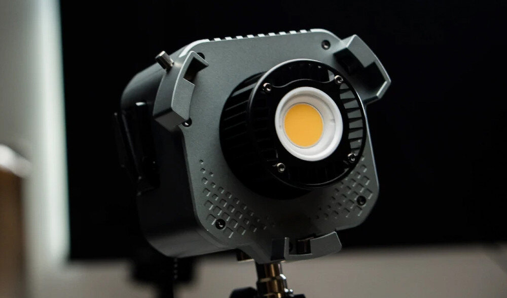 Lampa LED AMARAN COB 60D S mocowanie Bowens, wrota, reflektory, softboxy, otwór montażowy na parasolkę