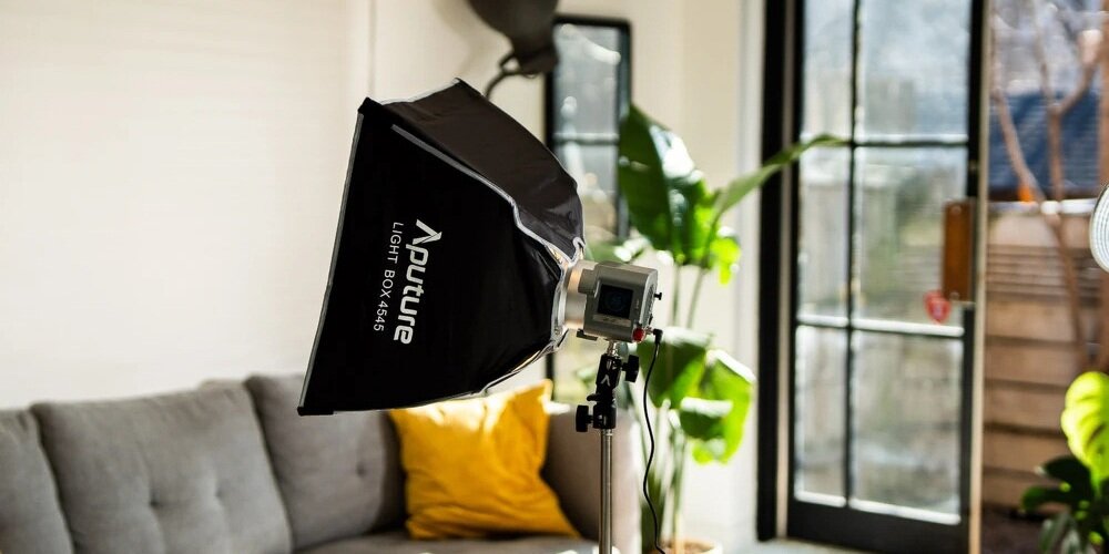 Lampa LED Amaran COB 60x S podczas nagrywania vloga