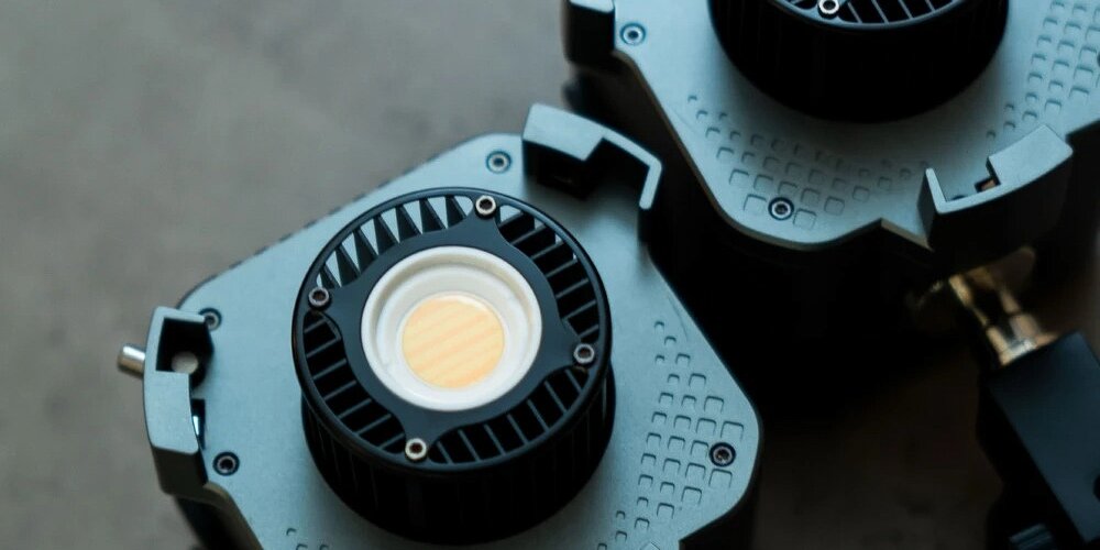 Mocowanie Bowens w lampie LED Amaran COB 60x S