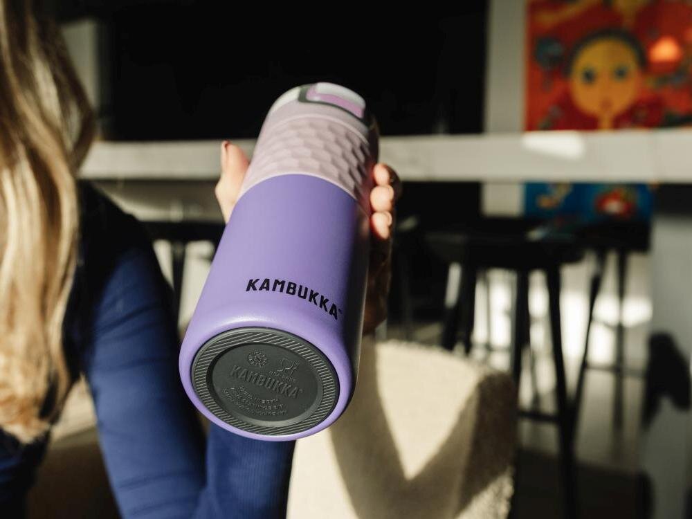 Kubek termiczny Kambukka Etna Grip antypoślizgowa opaska silikonowa oraz silikonowy spód stabilność ochrona zarysowania