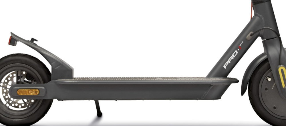 HULAJNOGA ELEKTRYCZNA DUCATI PRO I EVO 2022 V2 stabilna pozycja podczas jazdy przez antyposlizgowa podstawe