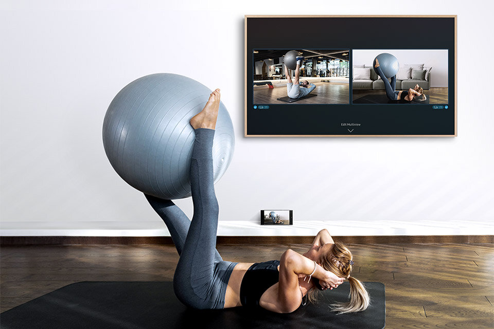 Zdjęcie pokazuje przykładowe wykorzystanie trybu Multi View z wyświetlaniem na The Frame różnych treści równocześnie – dowiedz się więcej na Media Expert Zdjęcie pokazuje przykładowe wykorzystanie trybu Multi View z wyświetlaniem na The Frame różnych treści równocześnie – dowiedz się więcej na Media Expert