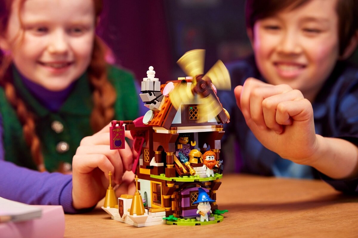 LEGO DREAMZzz Wioska marzeń 40657 dziecko kreatywność zabawa nauka rozwój klocki figurki minifigurki jakość tradycja konstrukcja nauka wyobraźnia role jakość bezpieczeństwo wyobraźnia budowanie pasja hobby funkcje instrukcja aplikacja LEGO Builder