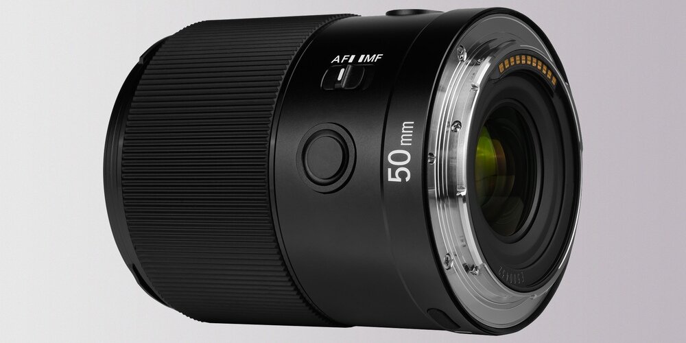 Obiektyw Yongnuo YN 50 mm f/1,8 DF DSM do Sony E z boku z widocznym przyciskiem funkcyjnym