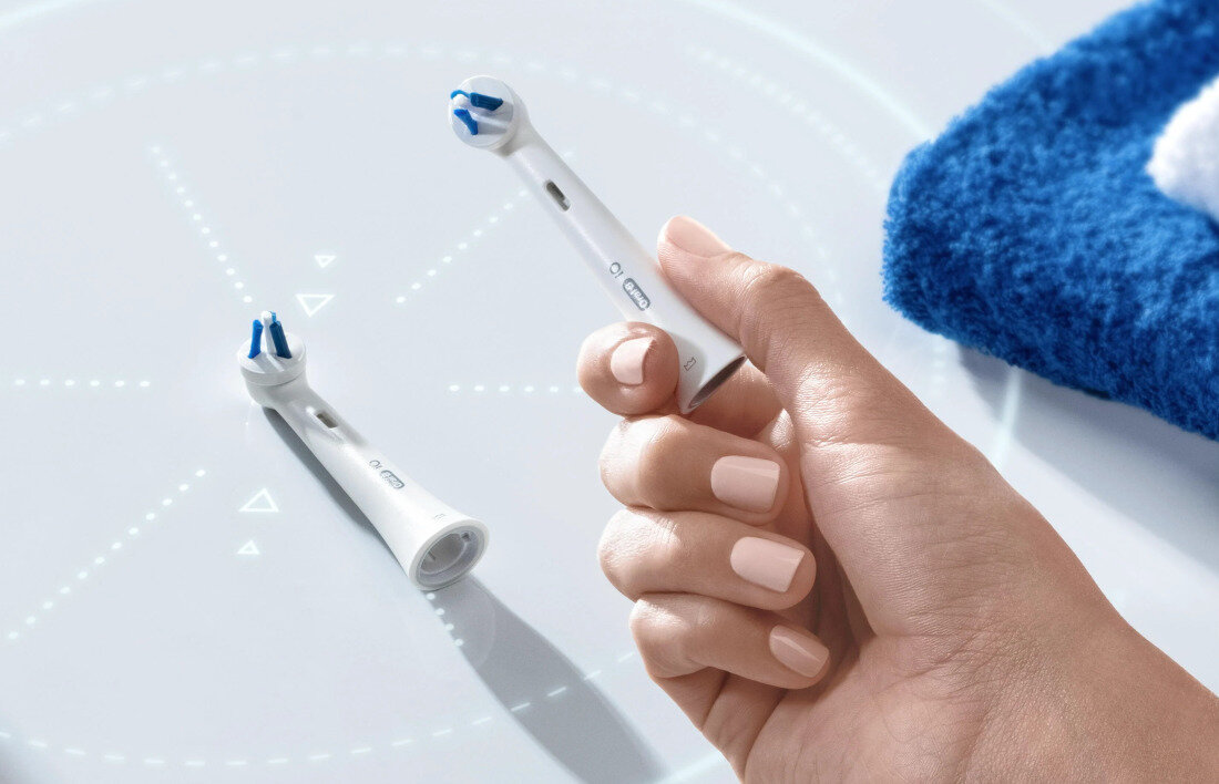 Oryginalna końcówka szczoteczki ORAL-B iO Specialized Clean Biały (2 szt.) (Dla osób noszących aparaty ortodontyczne) Czytelny sygnał wymiany Postrzępione włókna stopniowo zmieniają kolor na biały informacja czas użytkowania stałe wsparcie dla zdrowych zębów i dziąseł