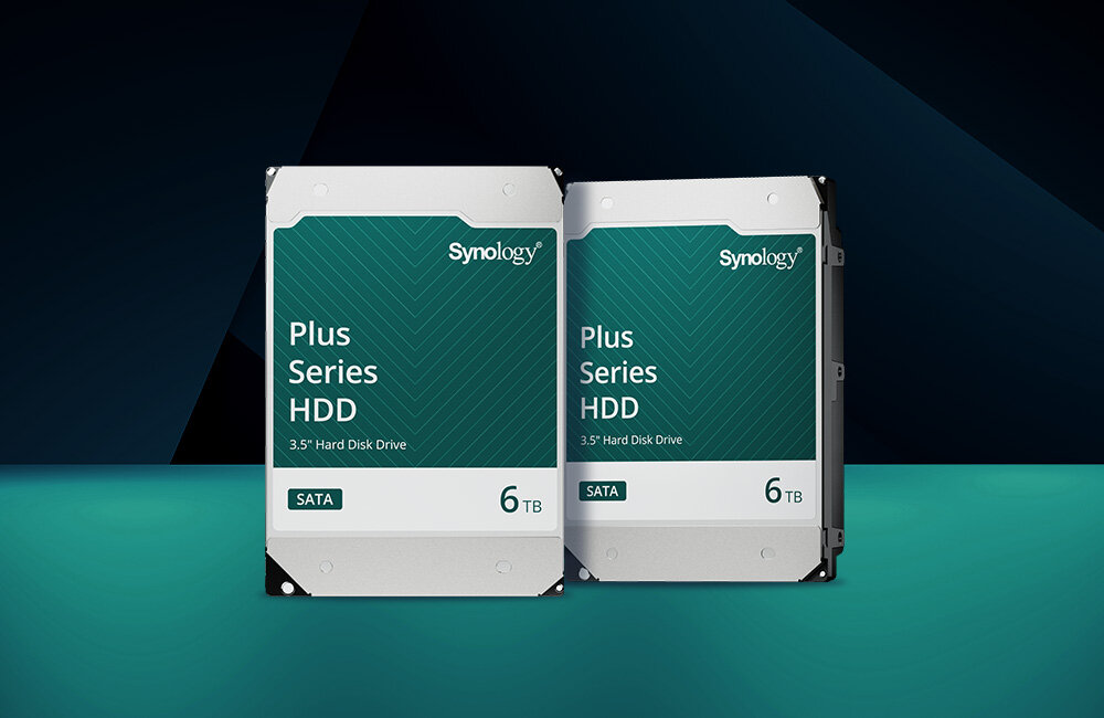 Dyski HDD Synology na niebiesko-czarnym tle.