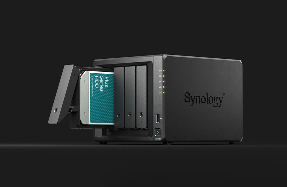 Dysk HDD Synology w NAS tej samej marki na ciemnym tle.