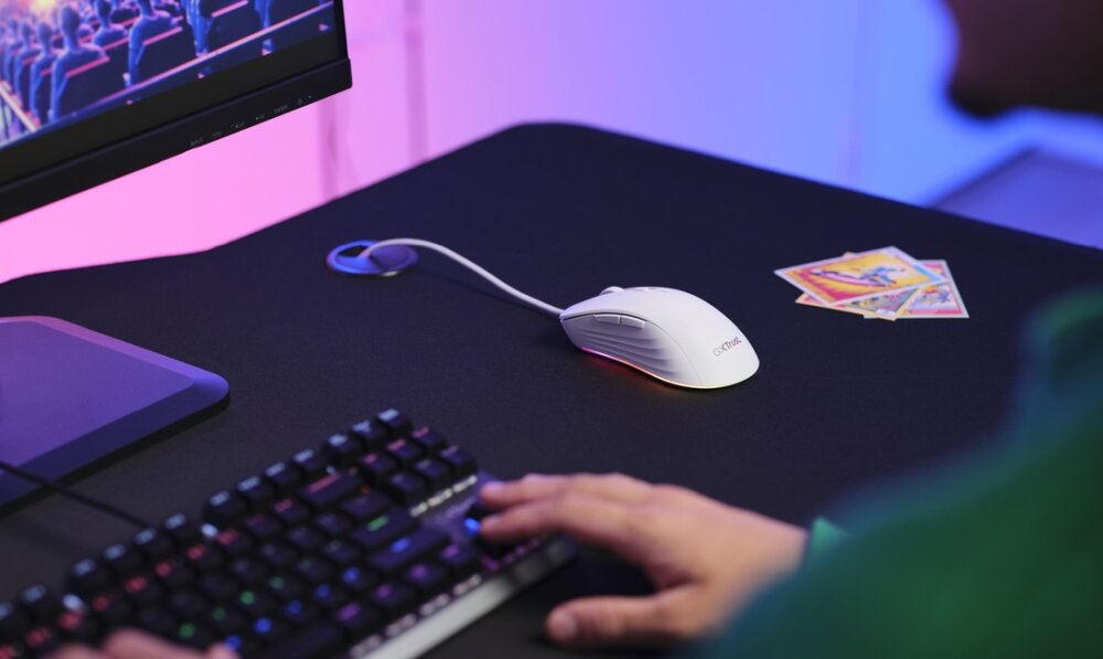 Mysz TRUST GXT924 YBAR+ RGB lekkość przewodowa bezprzewodowa podświetlenie działanie konstrukcja przyciski konfiguralne sensor optyczny połączenie rozgrywka komfort