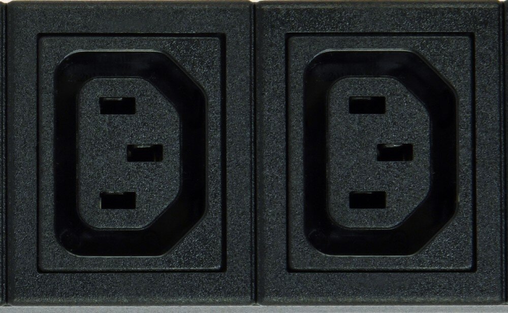 Listwa ENERGENIE EG-PDU-10C132C19 Widok z bliska na dwa czarne żeńskie gniazda zasilające typu C13 osadzone obok siebie w obudowie