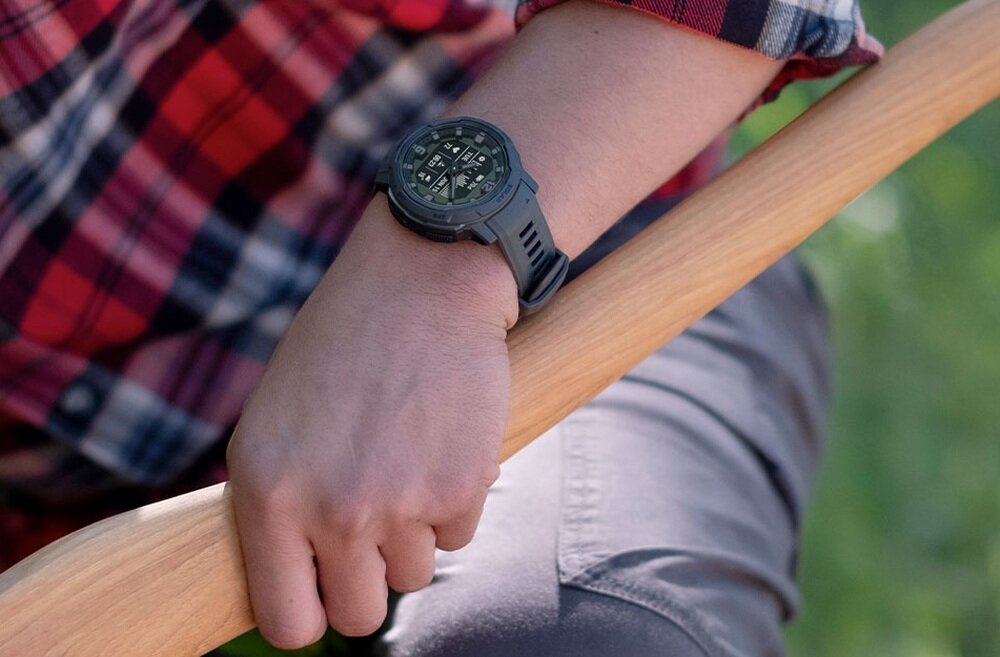 Smartwatch Garmin instinct crossover ekran bateria czujniki zdrowie sport pasek ładowanie pojemność rozdzielczość łączność sterowanie krew puls rozmowy smartfon aplikacja