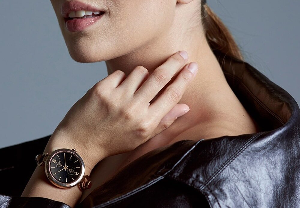 Smartwatch MAXCOM FW51 Crystal Złoty ekran bateria czujniki zdrowie sport pasek ładowanie pojemność rozdzielczość łączność sterowanie krew puls rozmowy smartfon aplikacja