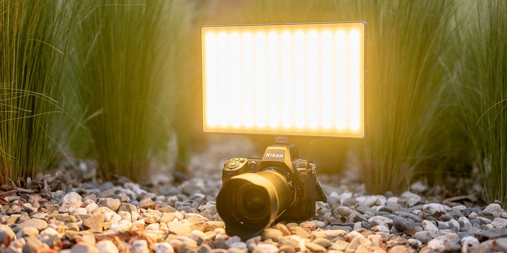 Lampa LED Newell RGB-W Rangha Max XL na aparacie podczas świecenia