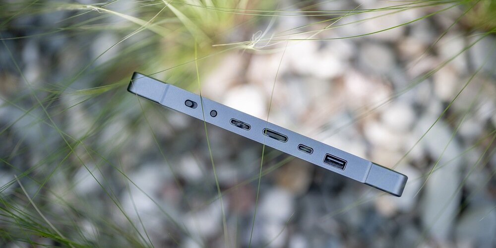 Gniazda w lampie LED Newell RGB-W Rangha Max XL zblizenia na złącza na boku lampy