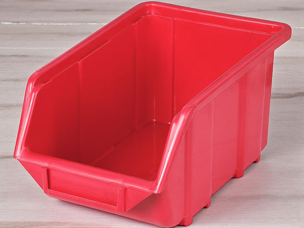 Pojemnik magazynowy PATROL Ecobox Średni Czerwony na drewnianym blacie
