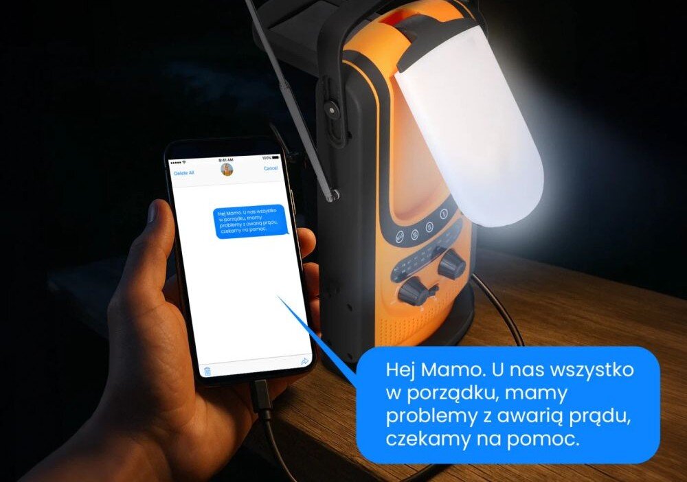 Radio EXTRALINK EPS-6000 latarka LED alarm SOS power bank USB USB-C, radio stojące na stole w plenerze, smartfon podłączony pod radio