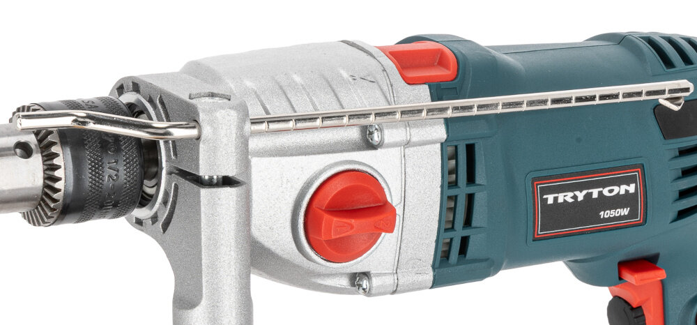 Wiertarka udarowa TRYTON TDW1050A zbliżenie na ogranicznik głębokości wiercenia ogranicznik głębokości wiercenia precyzyjne kontrolowanie głębokości otworu uzyskiwanie powtarzalnych wyników można wiercić dokładnie na wymaganą głębokość zwiększa precyzję do montażu kołków wkrętów i elementów mocujących