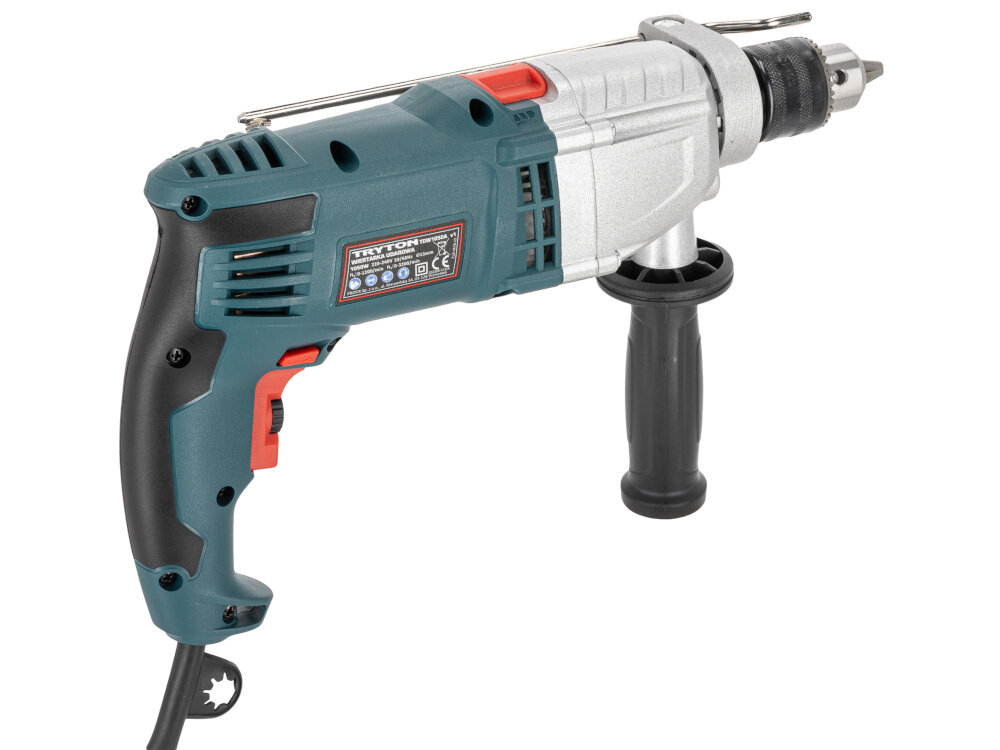 Wiertarka udarowa TRYTON TDW1050A wiertarka na białym tle widoczna od tyłu pod lekkim skosem wytrzymała aluminiowa obudowa przekładni trwałość urządzenia i chroni mechanizm przed przeciążeniem skuteczne odprowadzanie ciepła płynność realizacji wszystkich prac