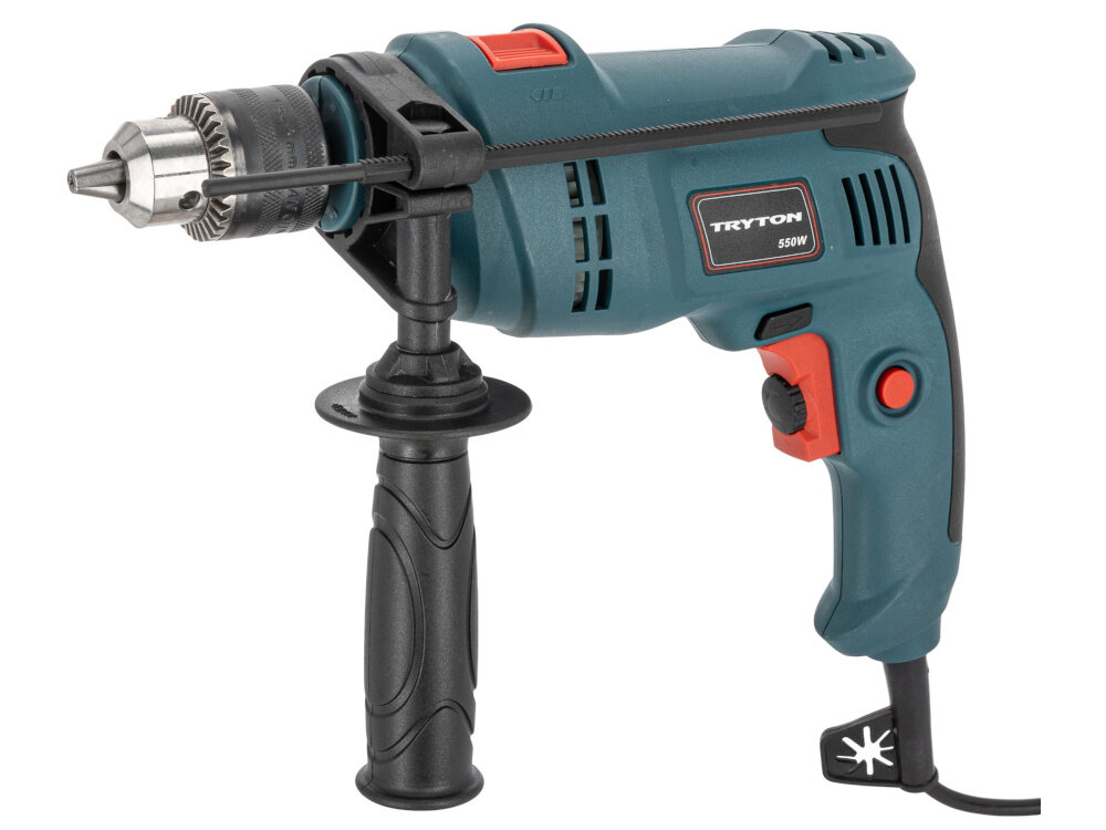 Wiertarka udarowa TRYTON TDW550A wiertarka na białym tle widoczna od przodu pod lekkim skosem do wiercenia w drewnie stali i betonie moc 550 W funkcja udaru otwory w twardych materiałach o średnicy do 13 mm niewielka budowa niska waga