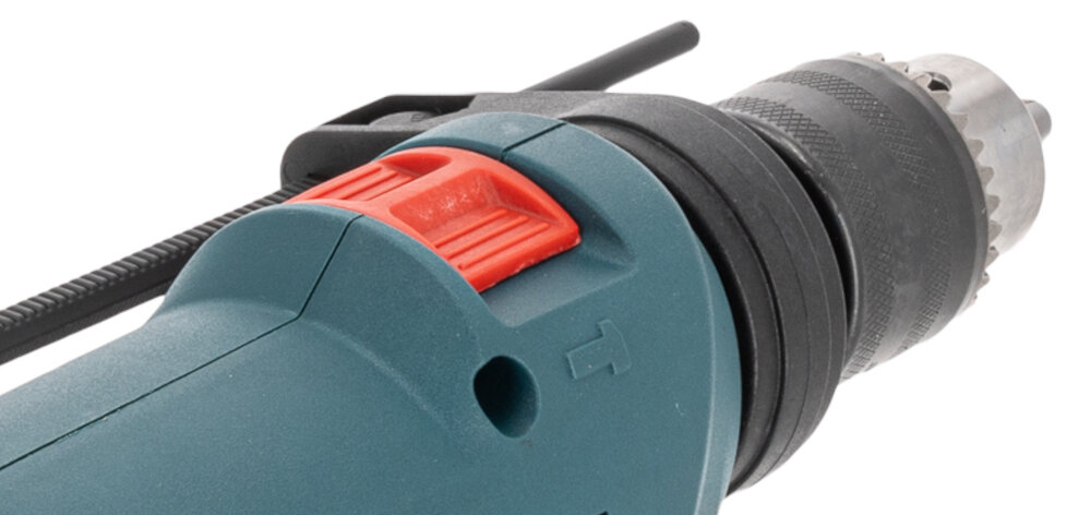 Wiertarka udarowa TRYTON TDW550A zbliżenie na przełącznik do zmiany trybu pracy dwa tryby pracy – z udarem i bez udaru funkcja udaru ułatwia wiercenie w betonie i murze tryb bezudarowy sprawdzi się przy precyzyjnym wierceniu w drewnie i metalu