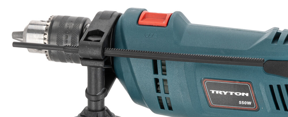 Wiertarka udarowa TRYTON TDW550A zbliżenie na ogranicznik głębokości wiercenia ogranicznik głębokości wiercenia precyzyjne kontrolowanie głębokości otworu uzyskiwanie powtarzalnych wyników można wiercić dokładnie na wymaganą głębokość zwiększa precyzję do montażu kołków wkrętów i elementów mocujących