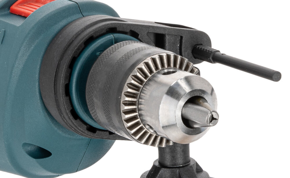 Wiertarka udarowa TRYTON TDW550A zbliżenie na uchwyt wiertarski uchwyt z wieńcem zębatym pewnie trzyma wiertła w zakresie od 1,5 do 13 mm stabilne osadzenie narzędzia ogranicza drgania wiertła poprawia dokładność wykonywanych otworów zwiększa bezpieczeństwo pracy solidna konstrukcja przewód o długości 3 metrów swoboda ruchów wytrzymałość