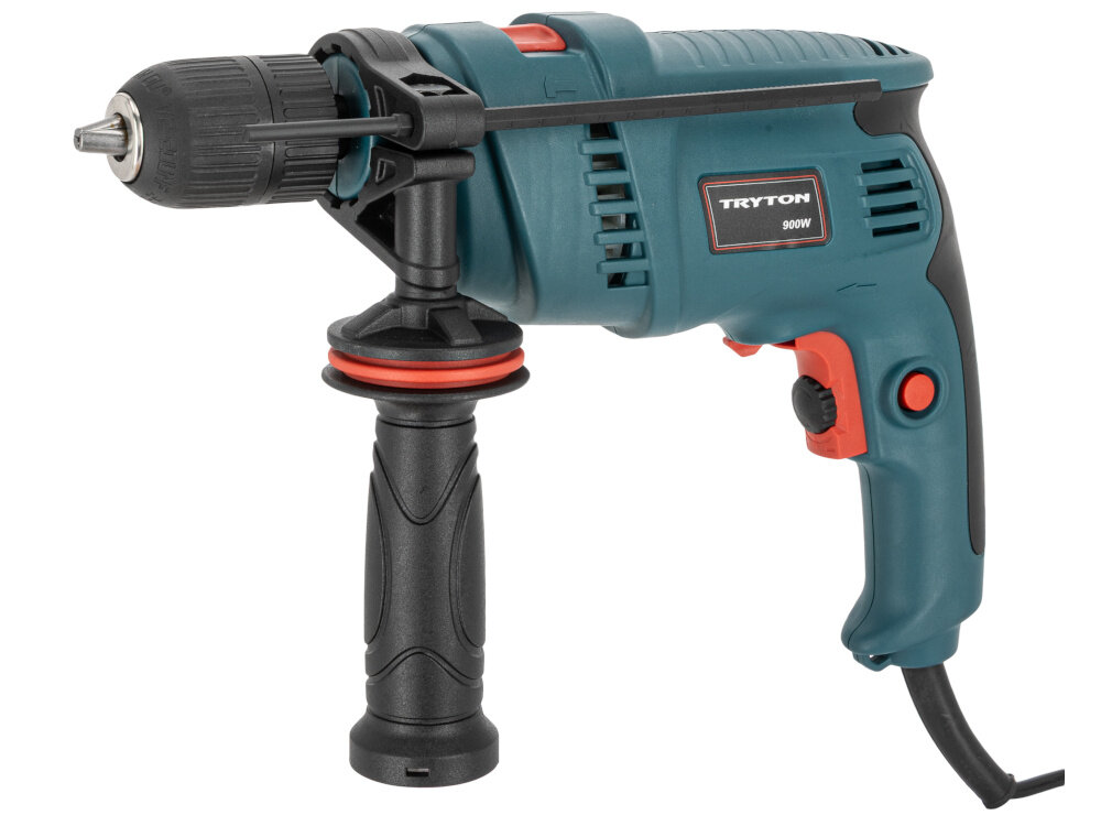 Wiertarka udarowa TRYTON TDW900A wiertarka na białym tle widoczna od przodu pod lekkim skosem do wiercenia w drewnie stali i betonie moc 900 W funkcja udaru otwory w twardych materiałach o średnicy do 13 mm niewielka budowa niska waga