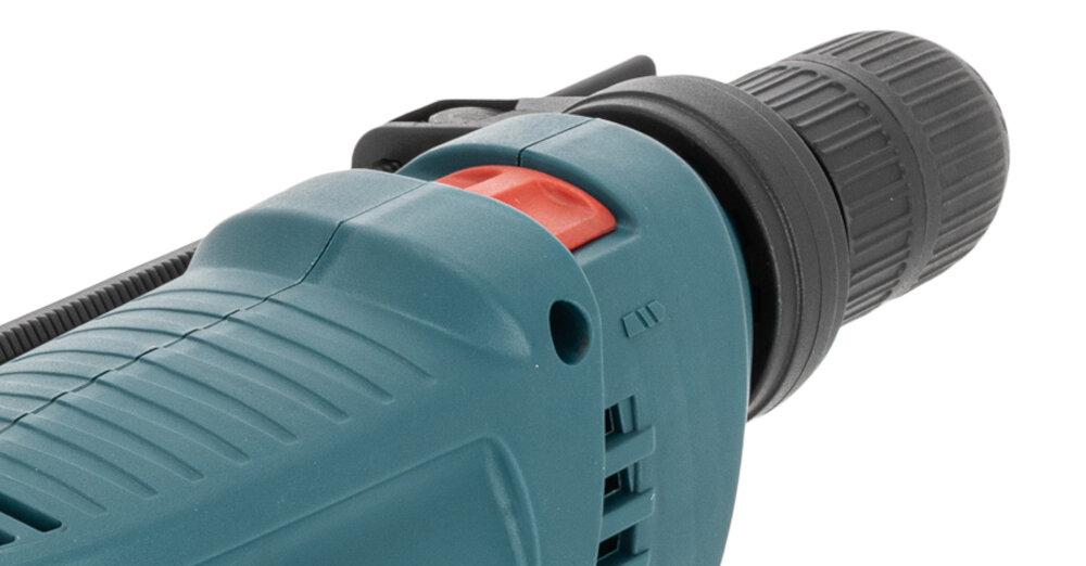 Wiertarka udarowa TRYTON TDW900A zbliżenie na przełącznik do zmiany trybu pracy dwa tryby pracy – z udarem i bez udaru funkcja udaru ułatwia wiercenie w betonie i murze tryb bezudarowy sprawdzi się przy precyzyjnym wierceniu w drewnie i metalu