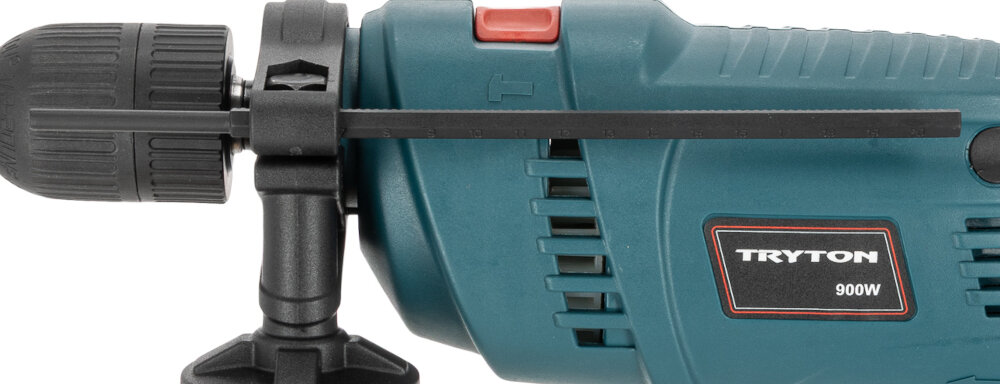 Wiertarka udarowa TRYTON TDW900A zbliżenie na ogranicznik głębokości wiercenia ogranicznik głębokości wiercenia precyzyjne kontrolowanie głębokości otworu uzyskiwanie powtarzalnych wyników można wiercić dokładnie na wymaganą głębokość zwiększa precyzję do montażu kołków wkrętów i elementów mocujących