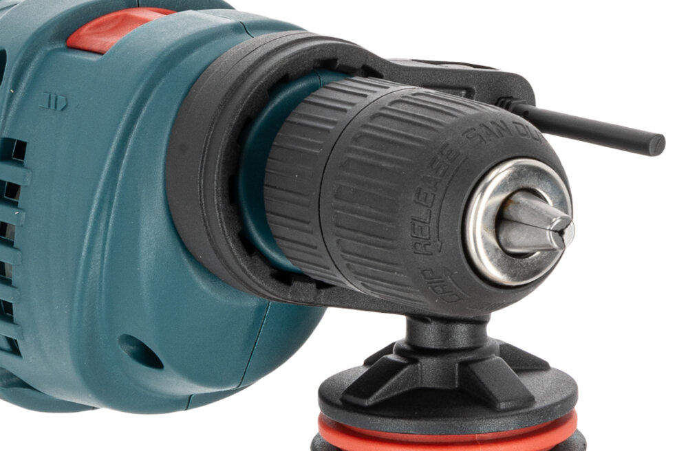 Wiertarka udarowa TRYTON TDW900A zbliżenie na uchwyt wiertarski uchwyt szybkozaciskowy błyskawiczną wymianę wierteł bez użycia dodatkowych narzędzi pewnie trzyma wiertła w zakresie od 1,5 do 13 mm bezpieczeństwo i stabilność