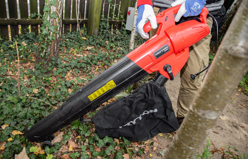 Dmuchawa do liści TRYTON TOE3000 elektryczna ogród drzewa krzewy bluszcz osoba zmiata liście z ziemi porządek wszechstronne zastosowanie moc płynność pracy