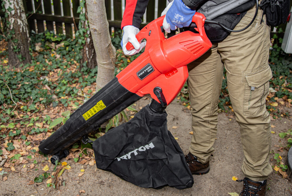 Dmuchawa do liści TRYTON TOE3000 elektryczna ogród drzewa krzewy bluszcz osoba zmiata liście z ziemi maksymalna prędkość powietrza od 165 do 275 km/h przepływ do 13,5 m³/min zwiększa skuteczność pracy