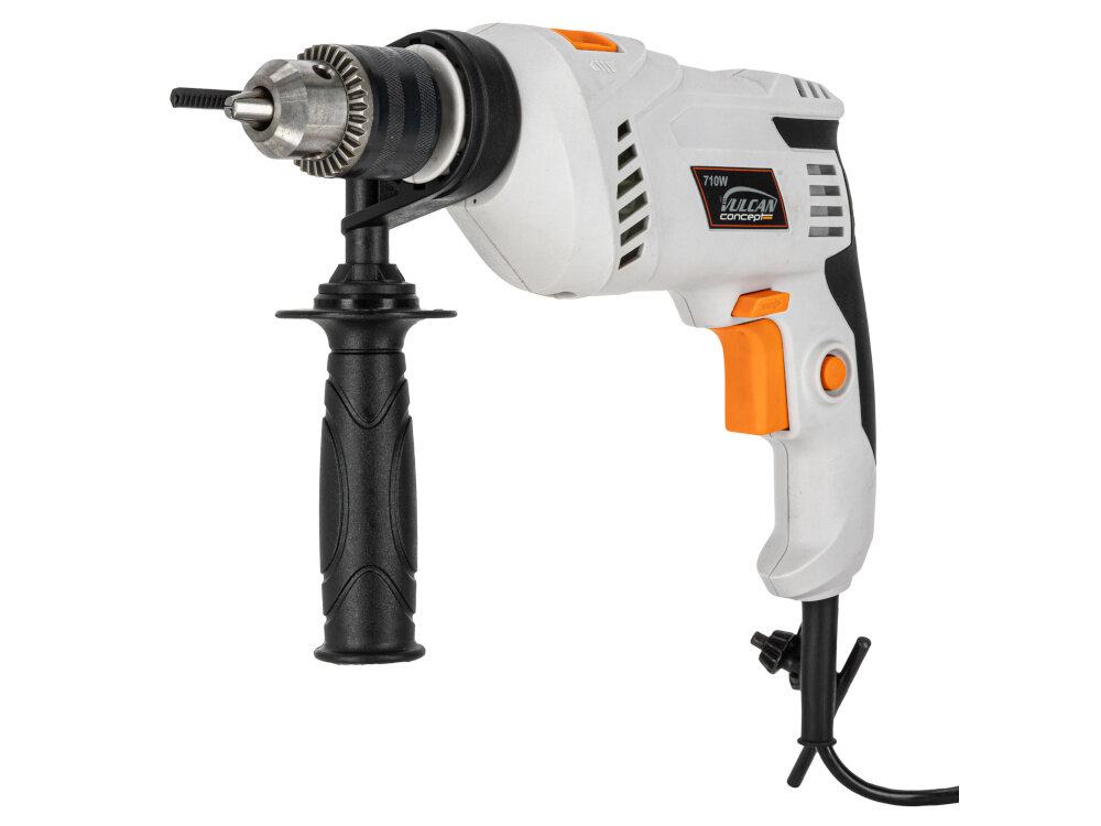 Wiertarka udarowa VULCAN CONCEPT VZW711 wiertarka na białym tle widoczna od przodu pod lekkim skosem do wiercenia w drewnie stali i betonie moc 710 W funkcja udaru otwory w twardych materiałach o średnicy do 13 mm niewielka budowa niska waga