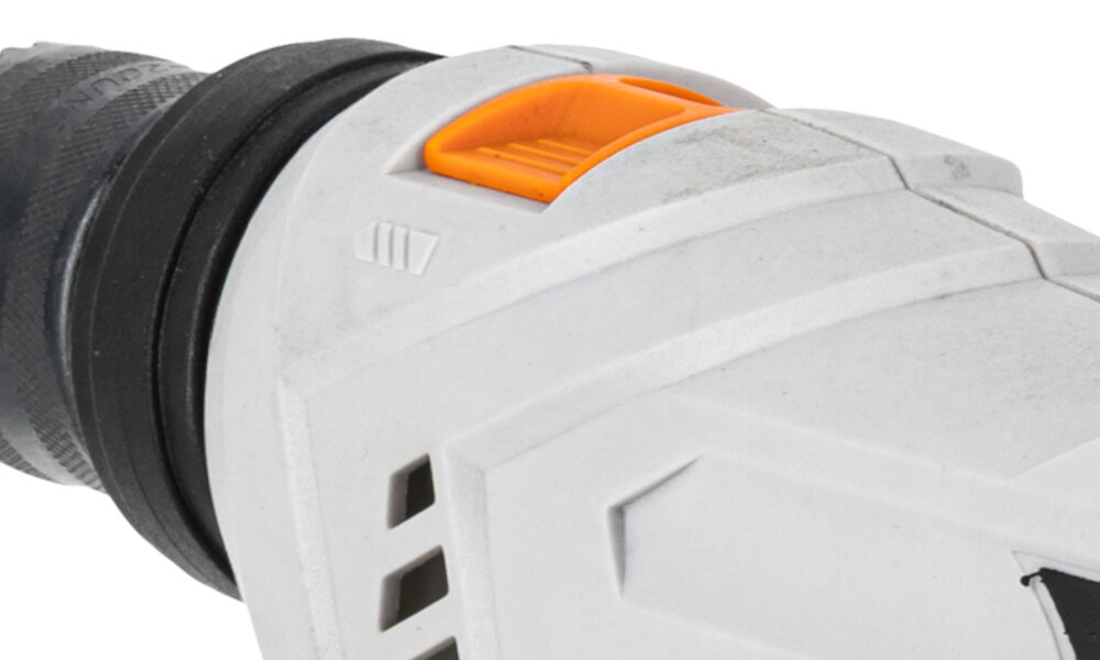 Wiertarka udarowa VULCAN CONCEPT VZW711 zbliżenie na przełącznik do zmiany trybu pracy dwa tryby pracy – z udarem i bez udaru funkcja udaru ułatwia wiercenie w betonie i murze tryb bezudarowy sprawdzi się przy precyzyjnym wierceniu w drewnie i metalu