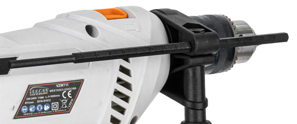 Wiertarka udarowa VULCAN CONCEPT VZW711 zbliżenie na ogranicznik głębokości wiercenia ogranicznik głębokości wiercenia precyzyjne kontrolowanie głębokości otworu uzyskiwanie powtarzalnych wyników można wiercić dokładnie na wymaganą głębokość zwiększa precyzję do montażu kołków wkrętów i elementów mocujących