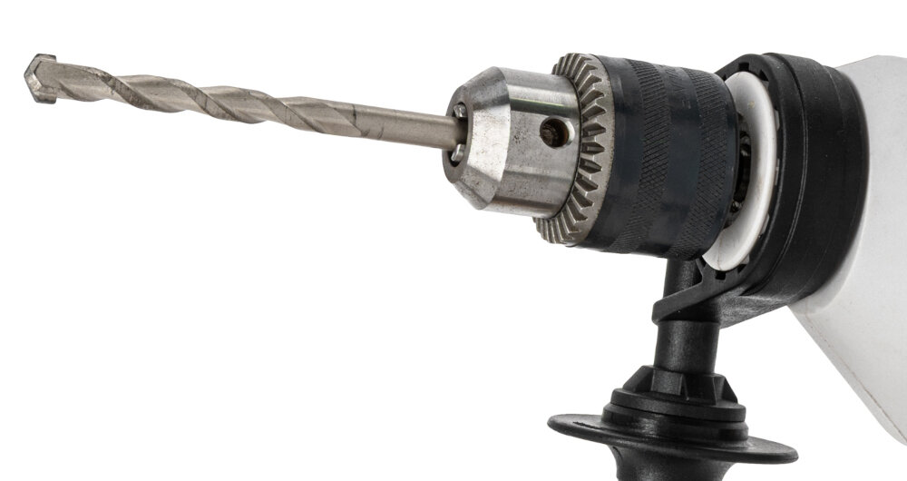 Wiertarka udarowa VULCAN CONCEPT VZW711 zbliżenie na uchwyt wiertarski w uchwycie wiertło uchwyt z wieńcem zębatym pewnie trzyma wiertła w zakresie od 1,5 do 13 mm stabilne osadzenie narzędzia ogranicza drgania wiertła poprawia dokładność wykonywanych otworów zwiększa bezpieczeństwo pracy solidna konstrukcja przewód o długości 3 metrów swoboda ruchów wytrzymałość