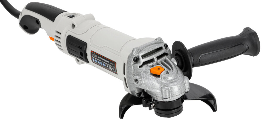 Szlifierka kątowa VULCAN CONCEPT VZS125G szlifierka na białym tle widoczna od przodu pod skosem silnik o mocy 1200 W przewód o długości 2 metrów mobilność bez użycia przedłużaczy stały dostęp do zasilania