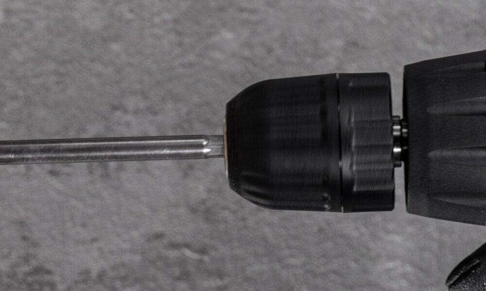 Wiertarko-wkrętarka VULCAN CONCEPT VZU300 zbliżenie na uchwyt wiertarski samozaciskowy uchwyt o zakresie mocowania 0,8-10 mm latwa szybka wymiana osprzetu bez uzycia narzedzi oszczednosc czasu efektywnosc pracy mozliwosc uzycia szerokiego zakresu osprzetu wszechstronne narzedzie