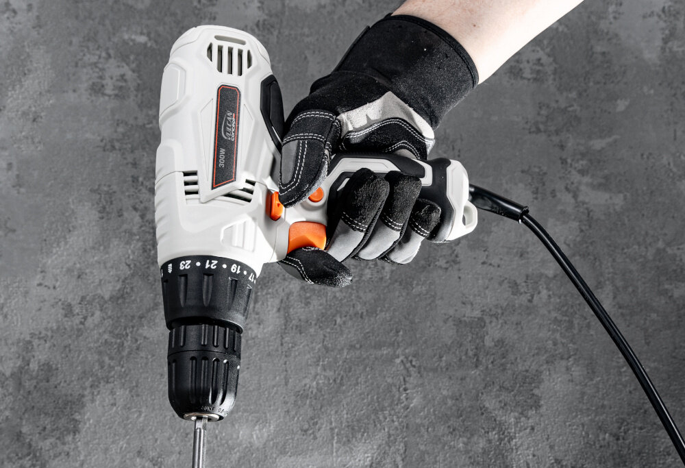 Wiertarko-wkrętarka VULCAN CONCEPT VZU300 osoba trzyma narzędzie za uchwyt lekka konstrukcja waga 1,3 kg rekojesc ergonomiczna antyposlizgowy material pewny chwyt redukcja zmeczenia zabezpieczenie przed uszkodzeniami mechanicznymi trwalość