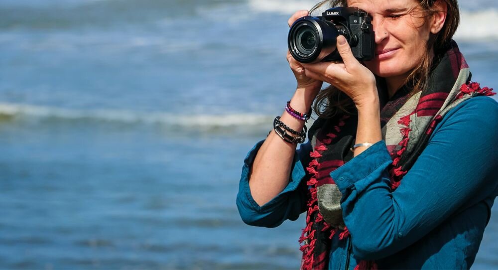 Aparat PANASONIC DC-G90MEG-K zdjęcia obiektyw ekran wizjer ogniskowa przysłona migawka obudowa bateria zasilanie filmy nagrywanie rozdzielczość matryca rozmiar przekątna tryby iso montaż lampa światło przyciski sterowanie menu kontrast jasność balans bieli filtry cmos karta pliki format zapis seria