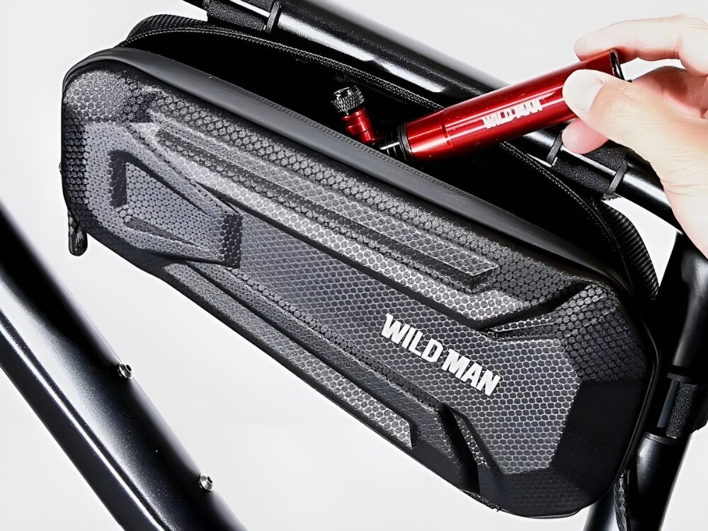 Torba na ramę roweru WILDMAN XT9 torba umieszczona na ramie roweru osoba wyciąga z wnętrza pompkę torba rama roweru pojemność jazda dodatkowe kieszenie montaż na ramie waga 228 g wymiary 185 x 95 x 100 mm