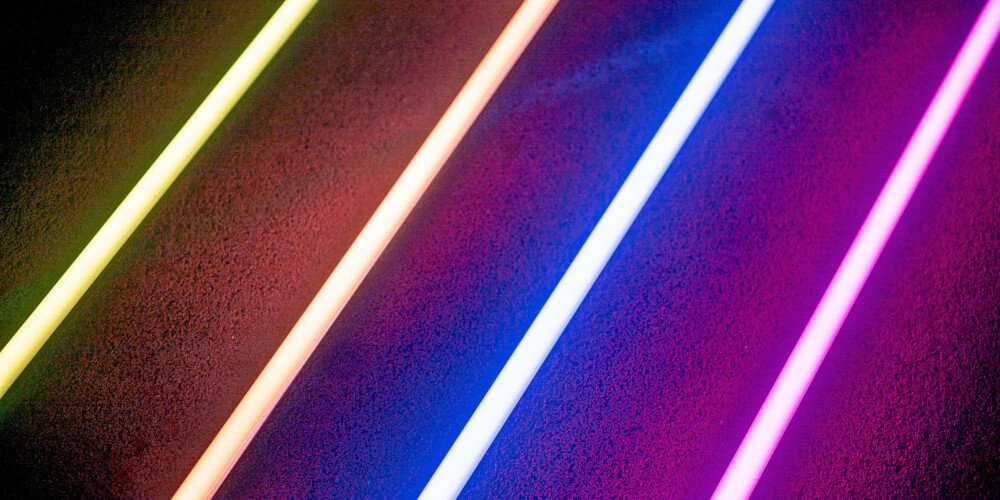Lampa LED NEWELL RGB Kathi Max regulacji poziomu jasności od 1% do 100% manipulacji kolorami światła w przestrzeni barw HSI odcień, nasycenie i jasność