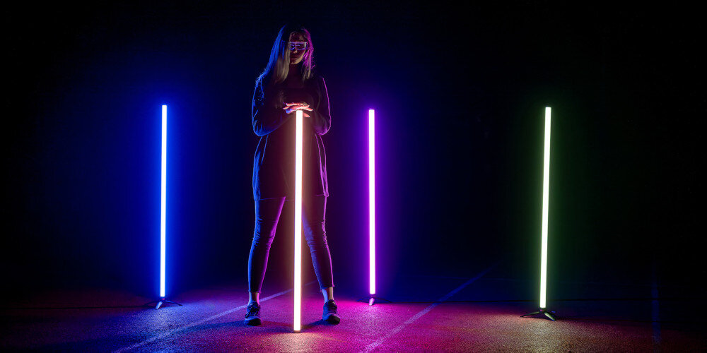 Lampa LED NEWELL RGB Kathi Max tryby specjalne 21 różnorodnych efektów specjalnych migotanie świecy, płomienie ogniska czy światła ambulansu