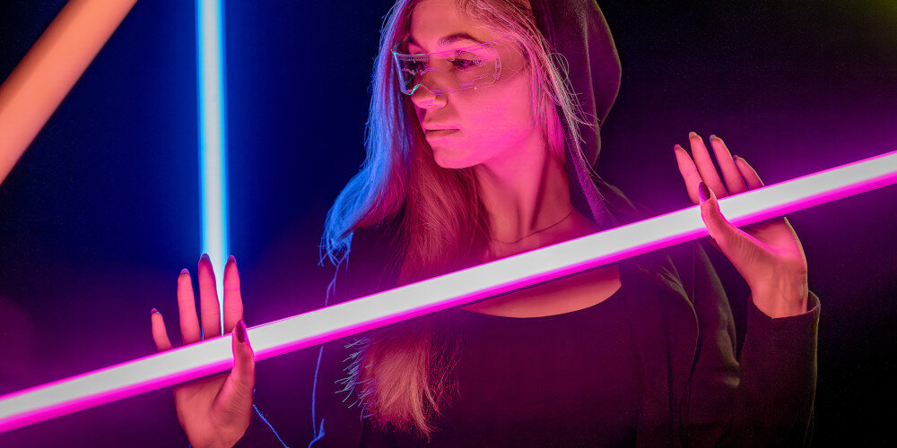 Lampa LED NEWELL RGB Kathi Max dwa wygodne sposoby zasilania USB-C wbudowanemu akumulatorowi 2500 mAh